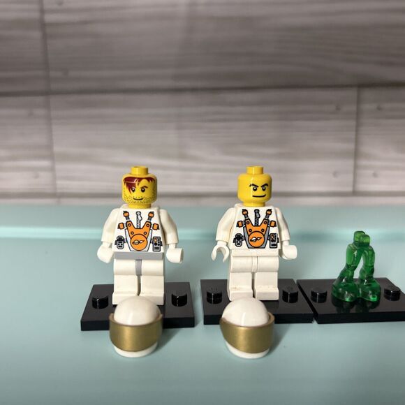 Lego Mars Mission Astronaut Minifigures with Helmets & Green Alien Legs - Picture 3 of 4